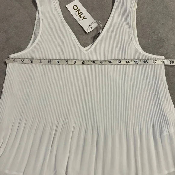 ONLY plisse-pleated sheer white sleeveless v-neck flowy blouse size 38 Onlirena - Picture 2 of 8